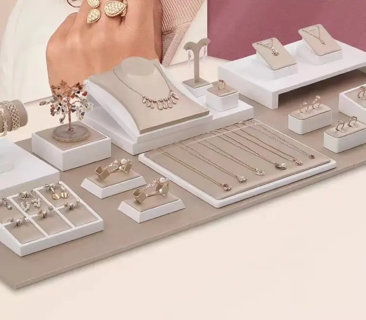 Set di espositori per gioielli all'ingrosso di fabbrica DOC set di espositori per gioielli in pelle PU espositore per collana con anello