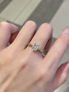 命中“柱”定，造型很独特，一克拉培育钻祖母绿切钻戒💍18k简约风，戒臂精致又通勤百搭，金约2.53g