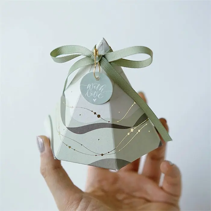 Yeni konik piramit tarzı şeker kutusu ambalaj küçük kağıt çikolata kutuları ile hediyeler için şerit düğün iyilik bebek duş parti