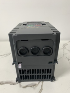 Unidad de bomba solar monofásica de entrada y salida de 2,2 kW, 450V CC, VFD de entrada, frecuencia variable con 99% MPPT y certificado CE