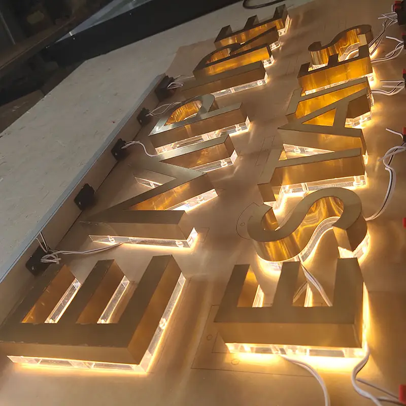 Signes 3D en métal doré Lettres en acier inoxydable à LED rétroéclairées avec lumières LED