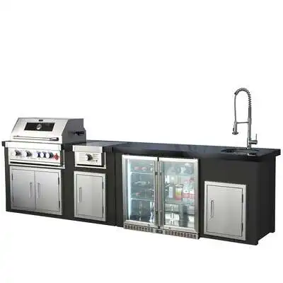 Mutfak seti ve bağımsız gaz aralığı ile açık çift kapılı buzdolabı