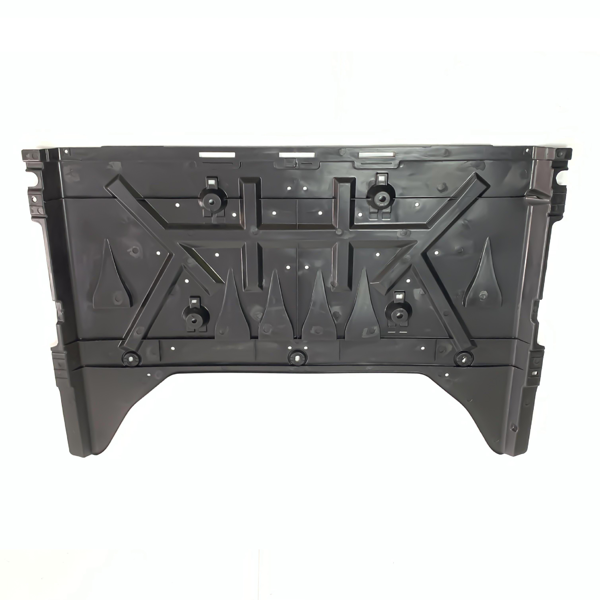 Derrière la plaque de protection inférieure du réservoir de carburant, mince