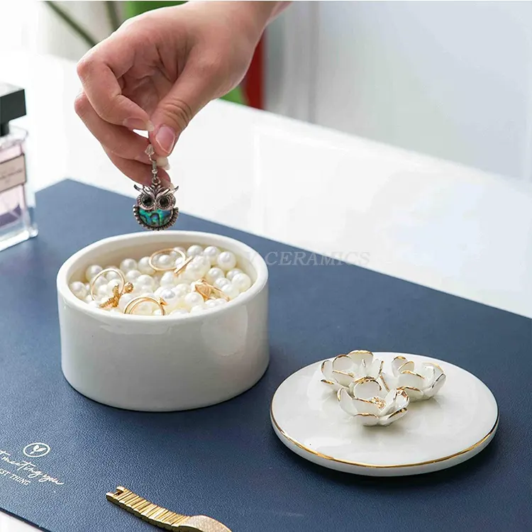 Funda de cerámica blanca para joyería, soporte para anillo, caja de joyas con borde dorado hecho a mano, tapa de cerámica para flor para aniversario de boda