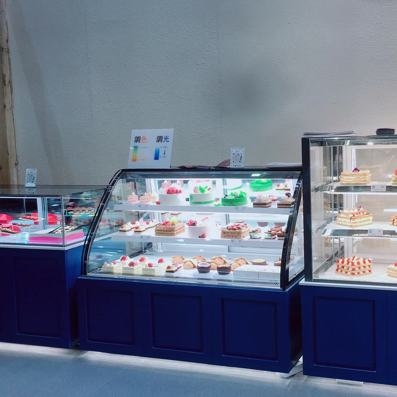 Exibição direta da fábrica de bolo de vidro curvo transparente exibição do bolo geladeira showcase outros máquinas de lanche