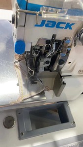 Ikinci el JACK C4 otomatik overlok DİKİŞ MAKİNESİ 2 iğne 5 iplik overlok DİKİŞ MAKİNESİ iyi çalışır durumda - Product Image 5