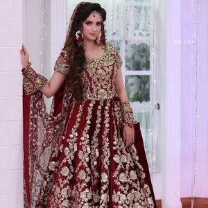 天鹅绒新娘Lehenga Choli重型刺绣作品 & 皇家精品系列