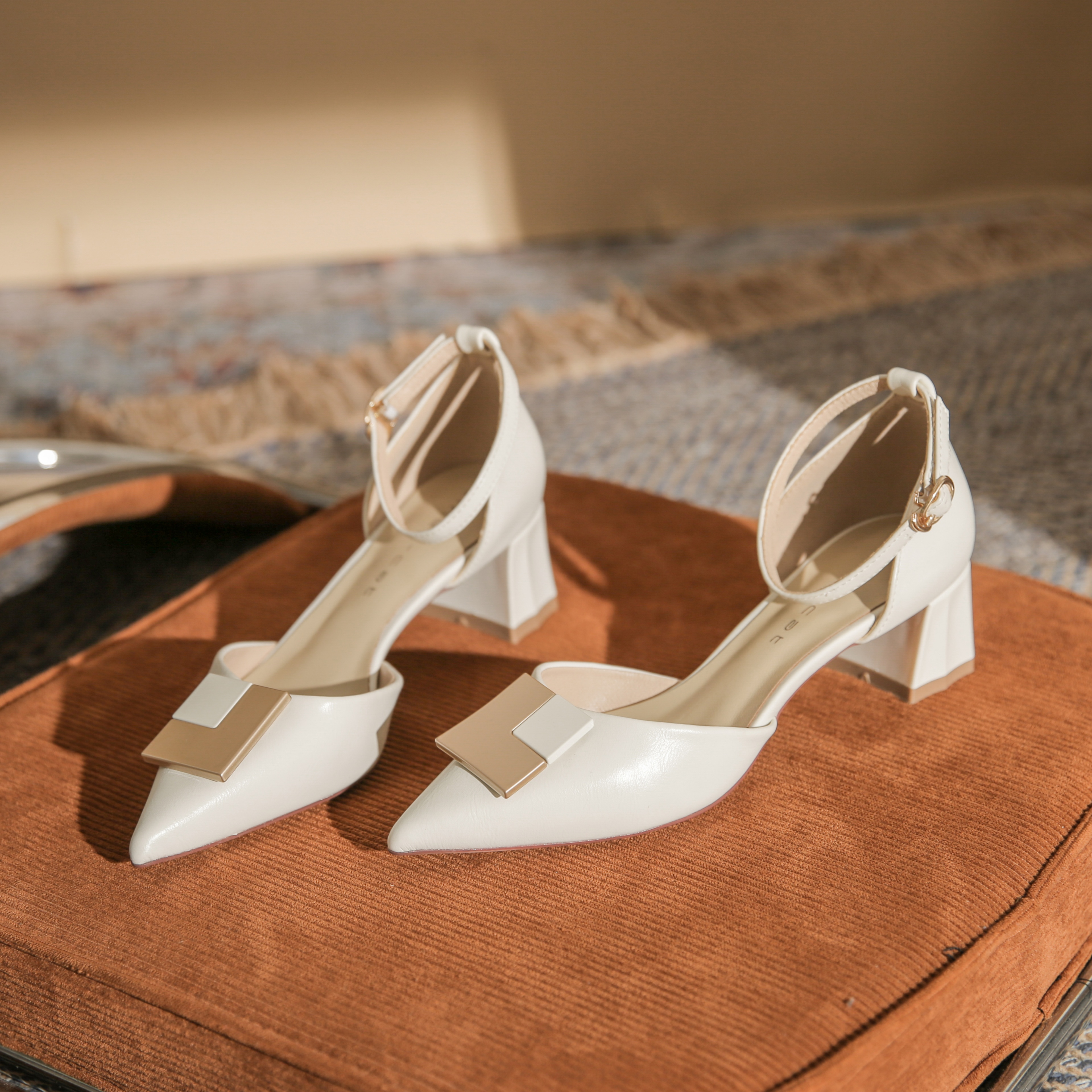 สีขาว