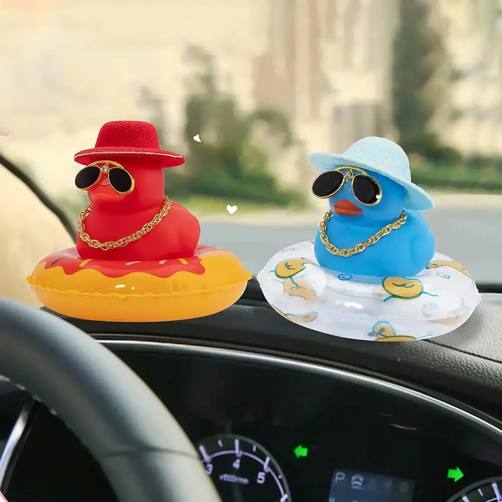 Decorazioni auto carino anatra con cappello collana occhiali anatre con anello di nuoto per moto giocattolo anatra ornamenti