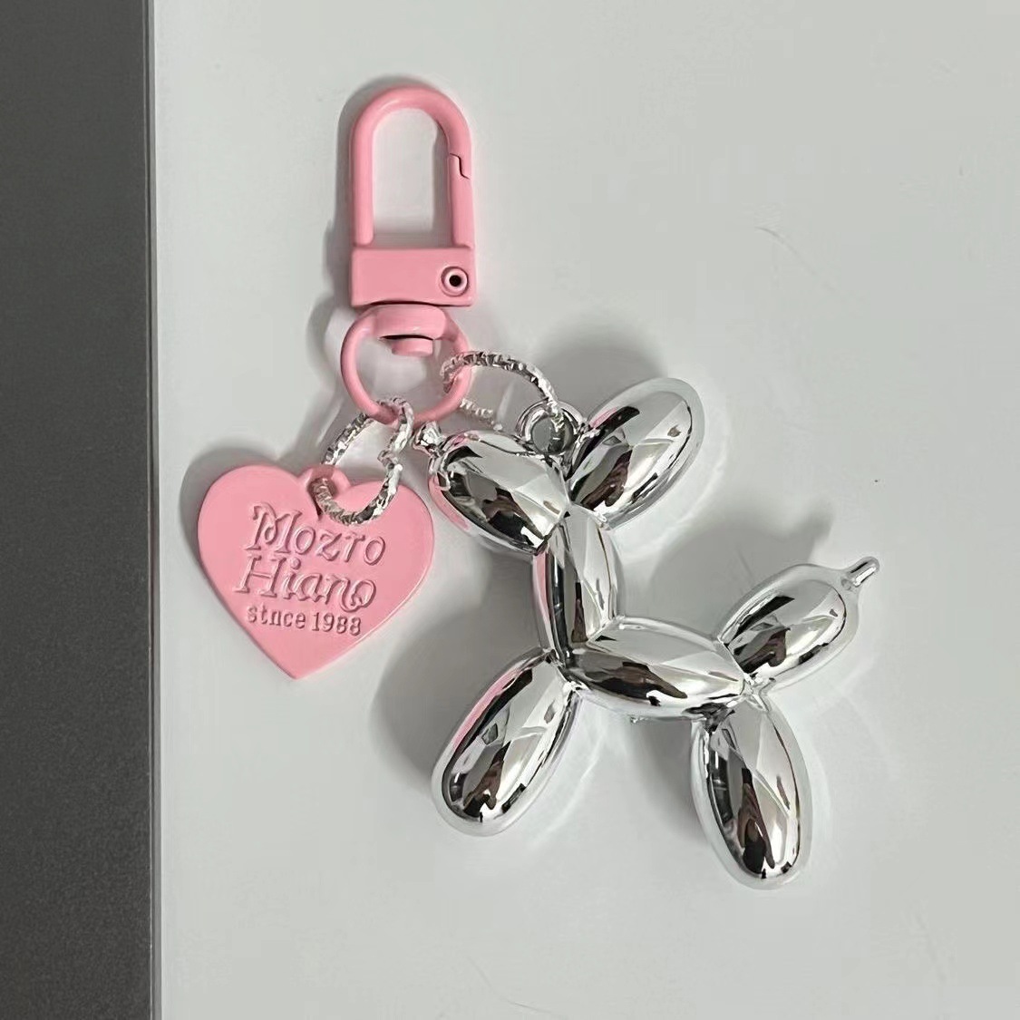 Cachorro plateado + corazón rosa