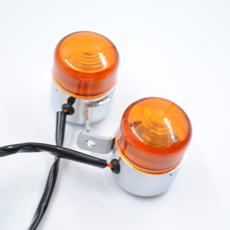 ตัวเรือนสีเงิน + ฝาครอบเลนส์สีเหลือง + หลอดไฟ + สายไฟ 1 เส้น (1 ชิ้น)