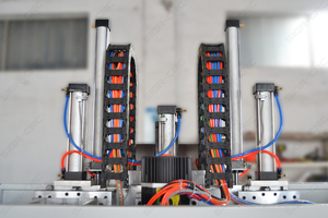 Enrutador CNC multifunción de madera Atc con sierra de corte rápido y ranurado y perforación para la fabricación de puertas y muebles - Product Image 2