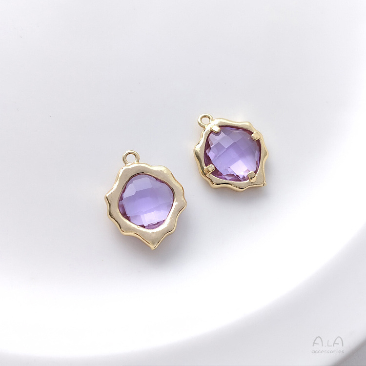 Un pendente irregolare a forma di diamante viola chiaro