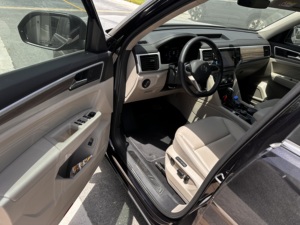 完美干净的二手大众汽车2023车型年3.6黑色外部汽车，准备出发