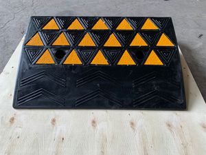 600x360x150mm反射車ストッパースピードランプロードサイドステップ滑り止めステップパッドロードウェイスロープ用ゴムブロック - Product Image 2