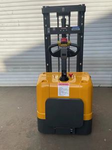 1.6m ila 3.5m arasında ayarlanabilir kaldırma kapasitesine sahip yüksek performanslı 2 tonluk Stand-On elektrikli istifleyici - Product Image 2