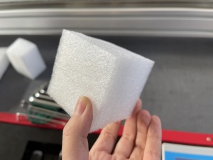 זול cnc דיגיטלי קבוע רוטט סכין מתנד מכונת חיתוך eva עם שולחן ואקום