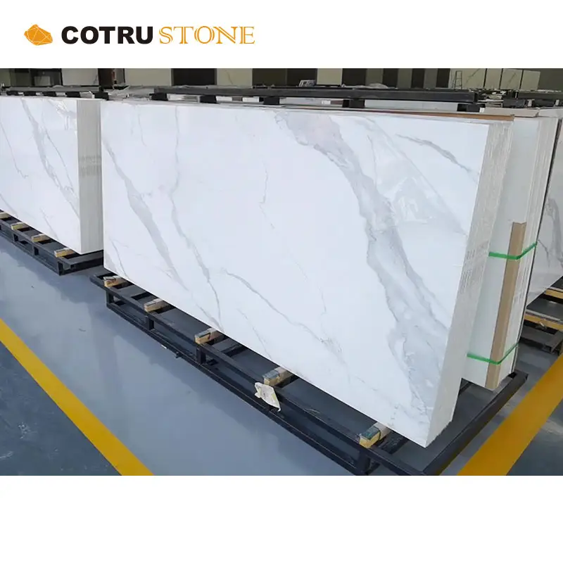 Piastrella in marmo artificiale 2024 superficie lucidata da tavolo in pietra di quarzo bianco calacatta lastra di pietra per piani di lavoro da cucina