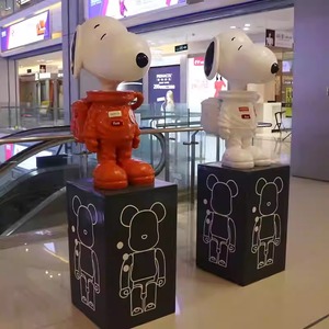 漫画スヌーピー大きな床に立っているカスタム置物アニメ樹脂キャラクター彫刻モールと子供の遊び場装飾
