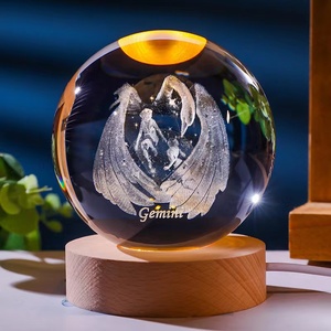 LED aydınlatma ahşap taban ile 3D takımyıldızı oyulmuş lazer kristal top