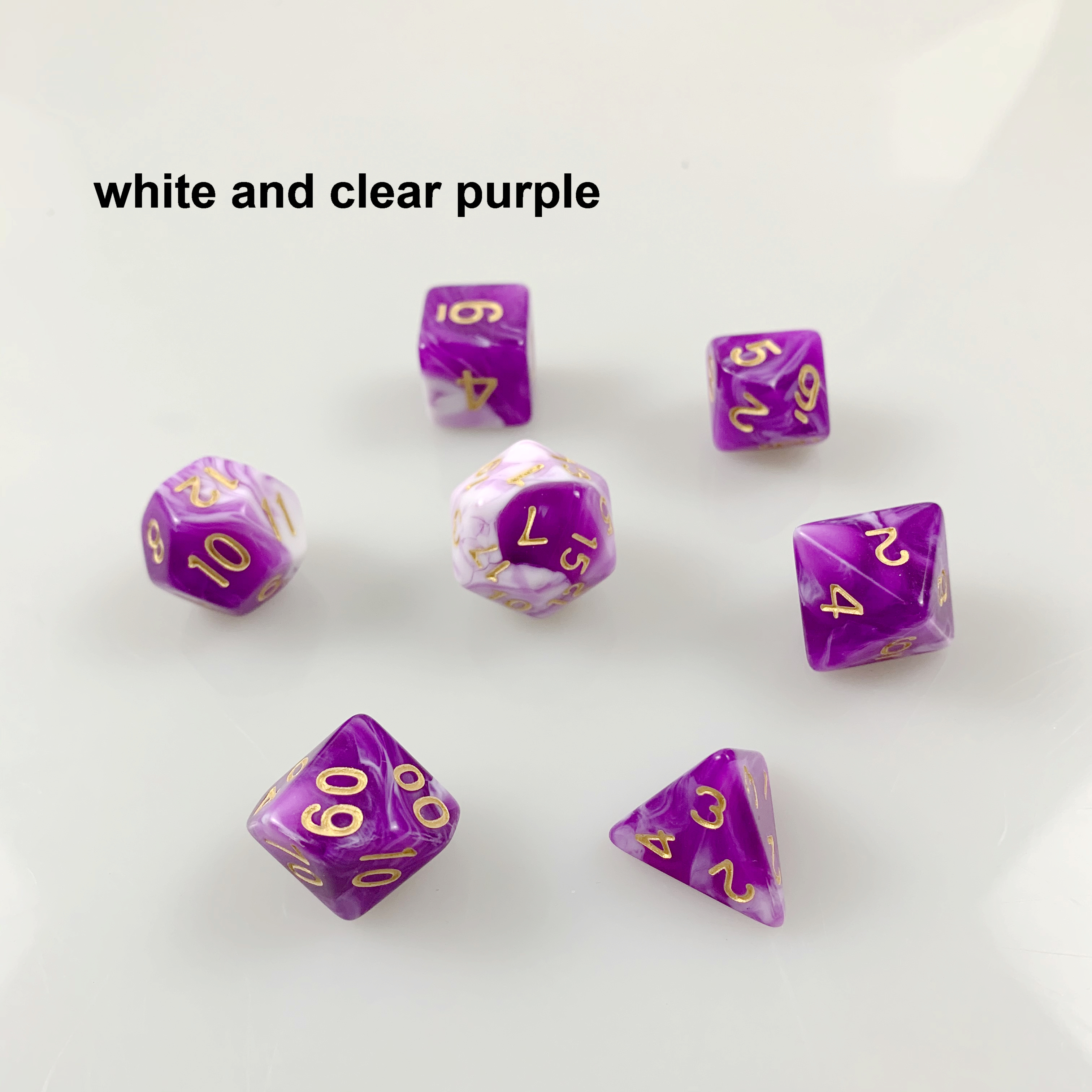 Blanc et violet clair