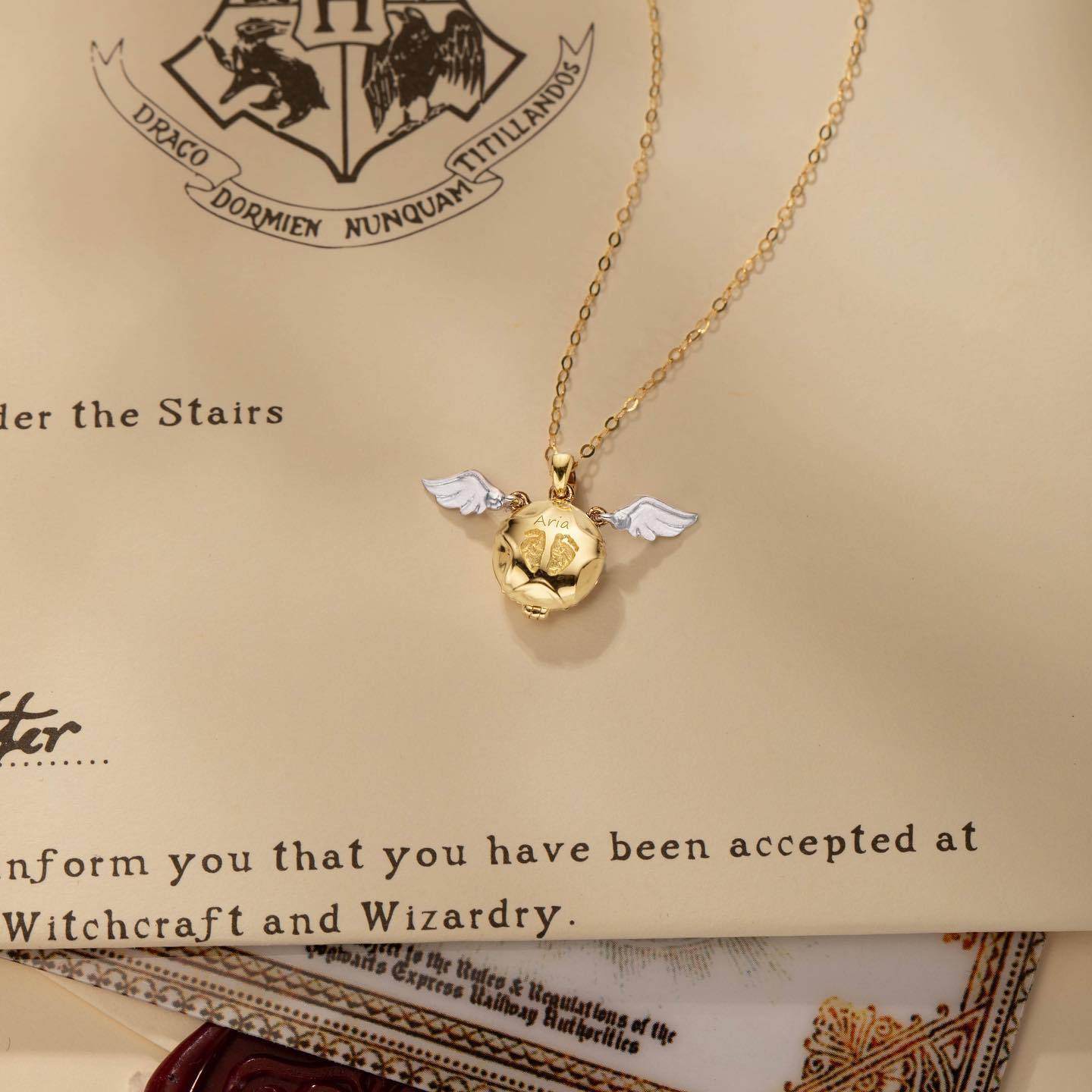 Collar de alas de oro