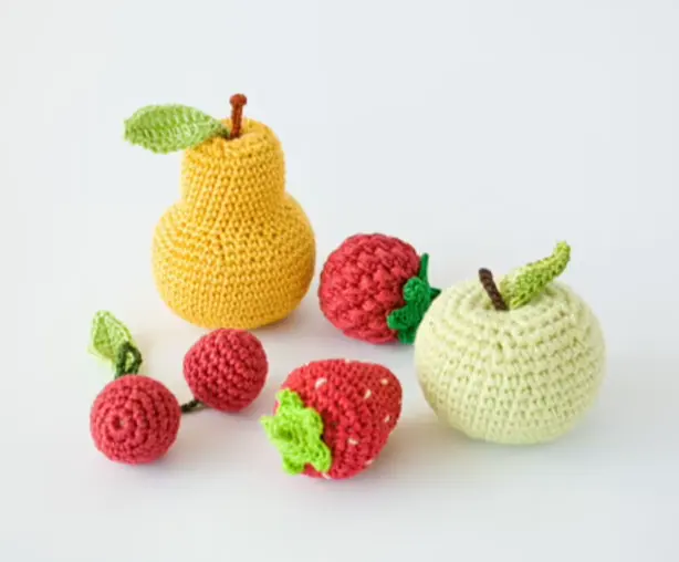 TS uncinetto bambino sonagli frutta Set di 5 mela pera lampone fragola ciliegia Crochet giocattoli per il bambino