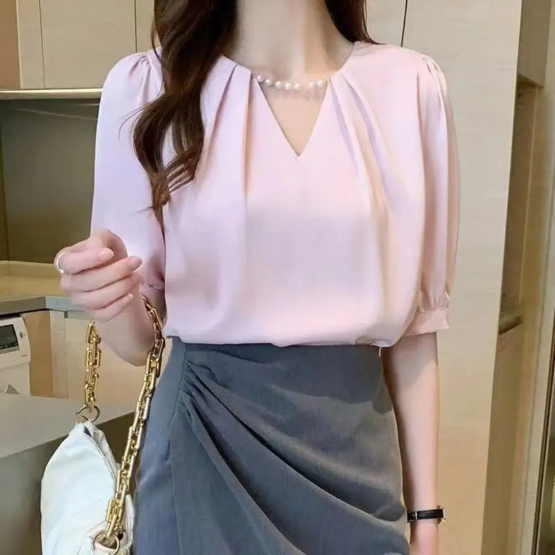 2023 Summer fashion design sense pearl female top loose and thin French all-matching V-neck bubble short-sleeved chiffon shirt
