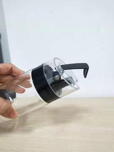 自動オープニングオイル缶オイルボトルディスペンサー黒ガラス無料カスタマイズされた小さなガラスボトル