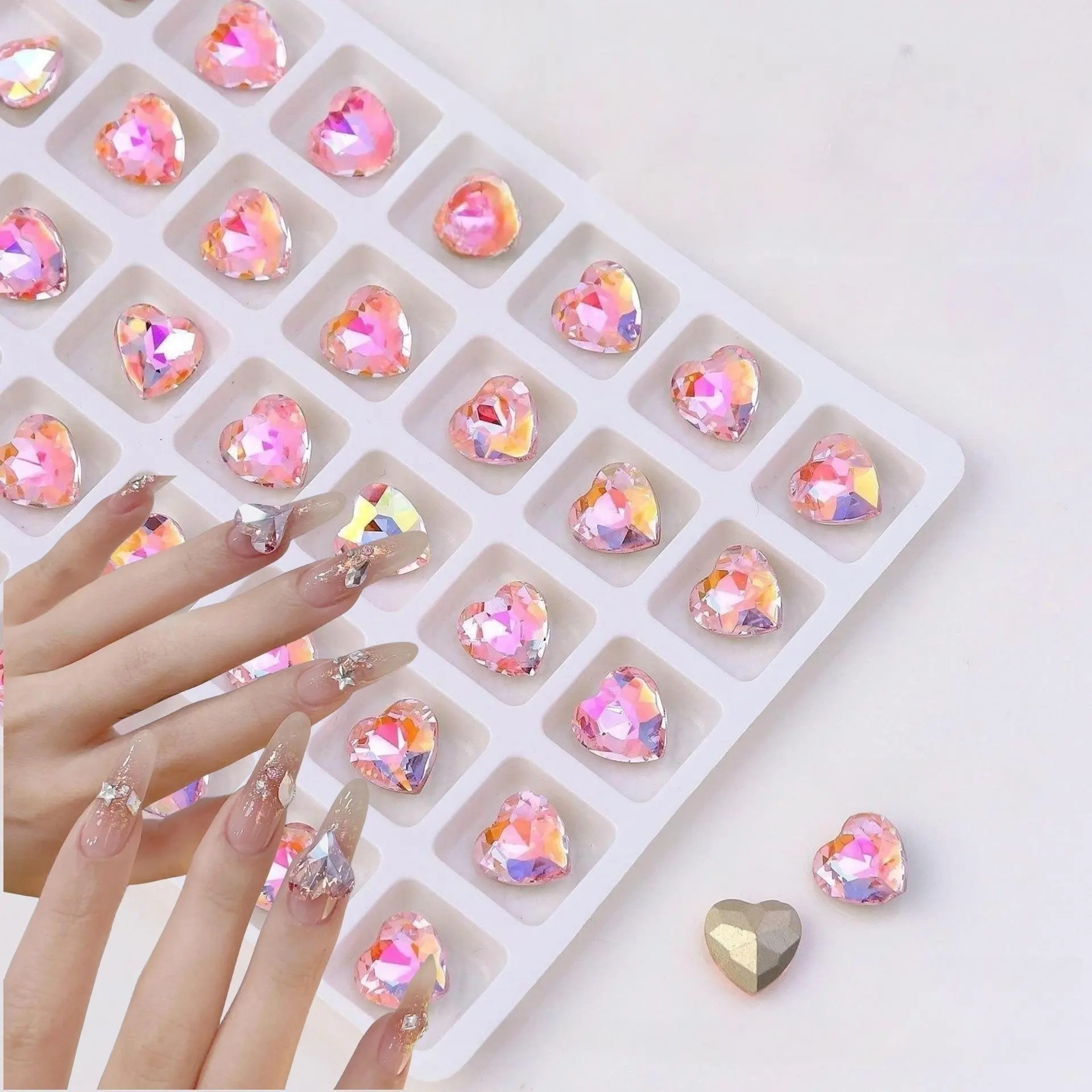 Gran oferta de decoración de uñas Rosa Super Flash Twisted Peach Heart Multi Cut Glass Diamond K9 Glass Crystal Nail Stone
