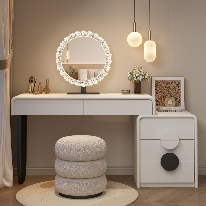 เก้าอี้สีขาว รุ่นที่ 1