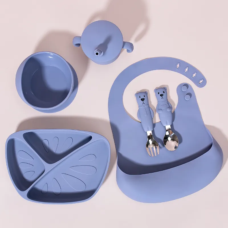 100% platinum silicone nuovo design set di mangiatoie in silicone bicolore set di piatti per la cena in silicone per bambini di fascia alta con aspirazione e coperchi