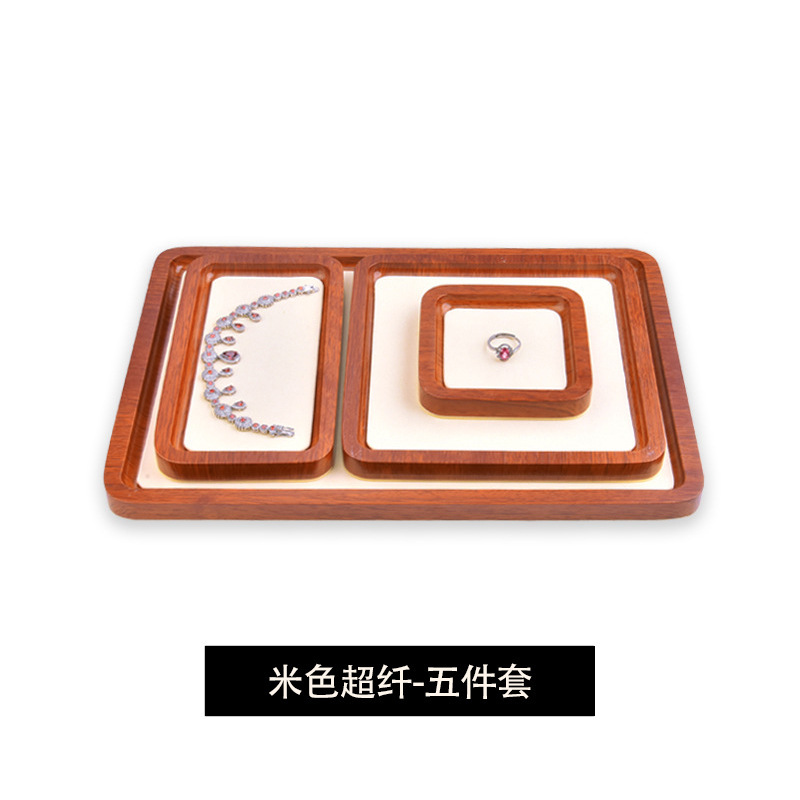 Ensemble de cinq assiettes rondes vides