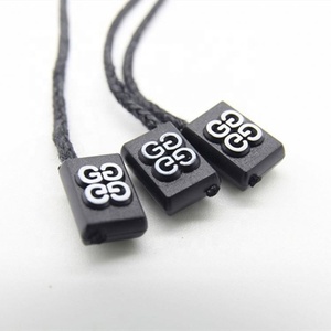 Personalizado en relieve el logotipo del nombre de la prenda colgar cadena sello etiqueta de plástico - Product Image 3