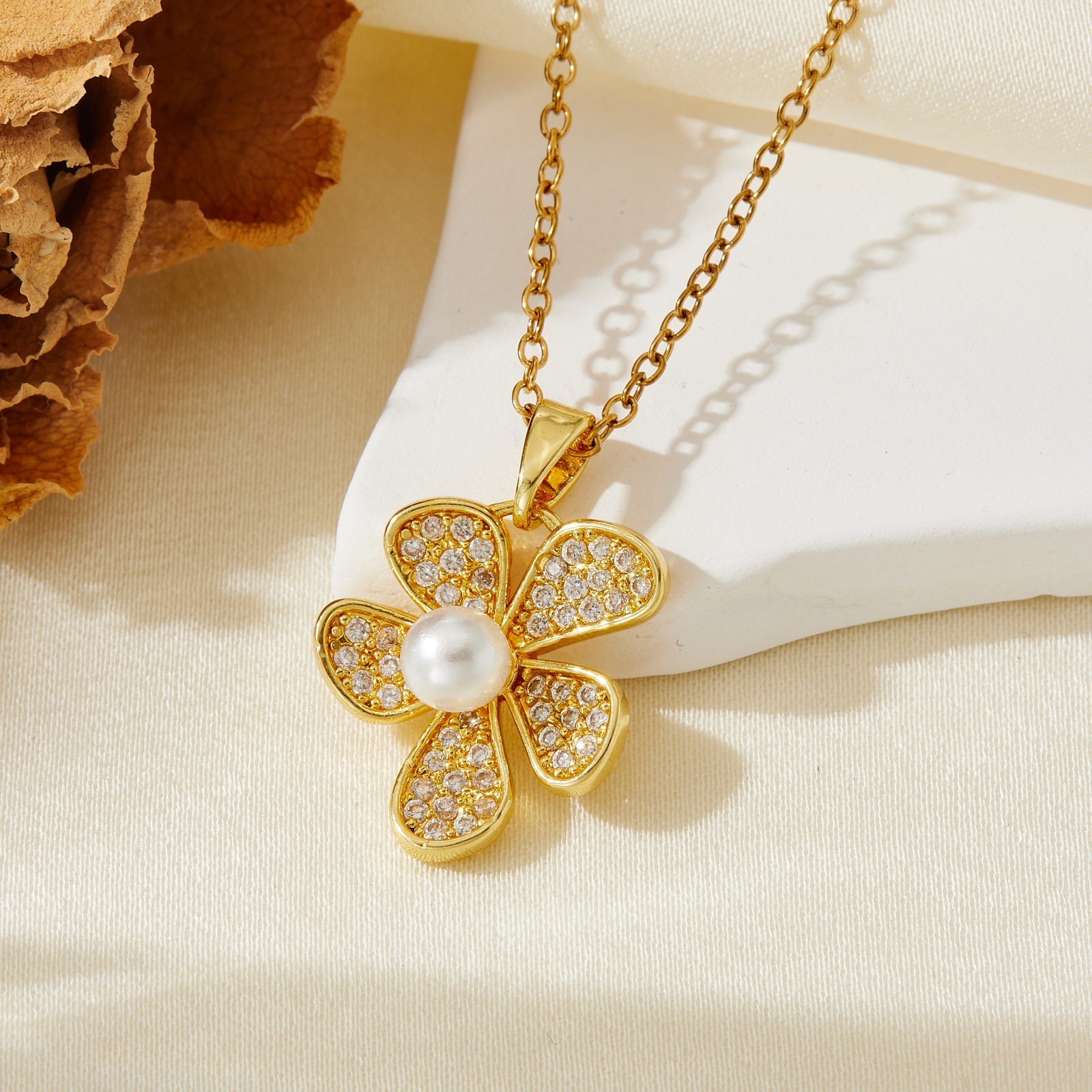 Golden pearl five-leaf flower necklace t018