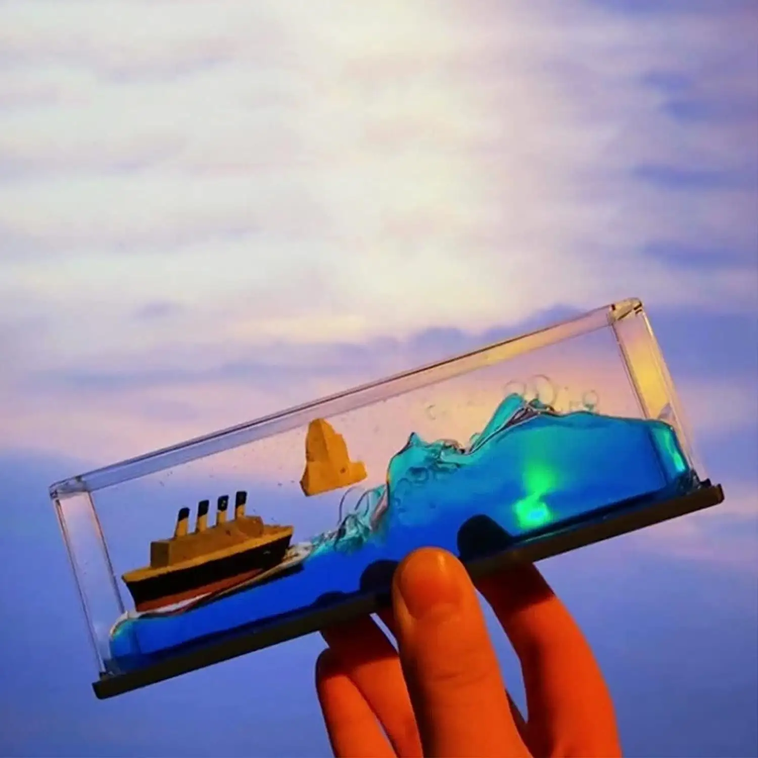Modo de barco de crucero Botella de deriva de fluido Modelo de barco Decoración Acrílico Decoración del hogar Europa Barco de plástico Bola colorida y globo