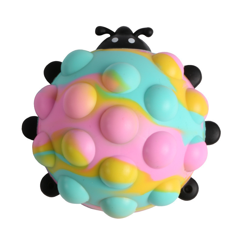 Coccinelle sept points, couleur vive.