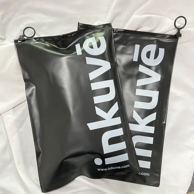 Bolsas de embalaje negras personalizadas con logotipo, bolsa de plástico con cierre de cremallera de PVC reutilizado