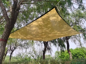 Beige Sonnenschutz netz, ein dekoratives Sonnenschutz netz für Gärten und Innenhöfe, mit aus gezeichnetem Sonnenschutz effekt.