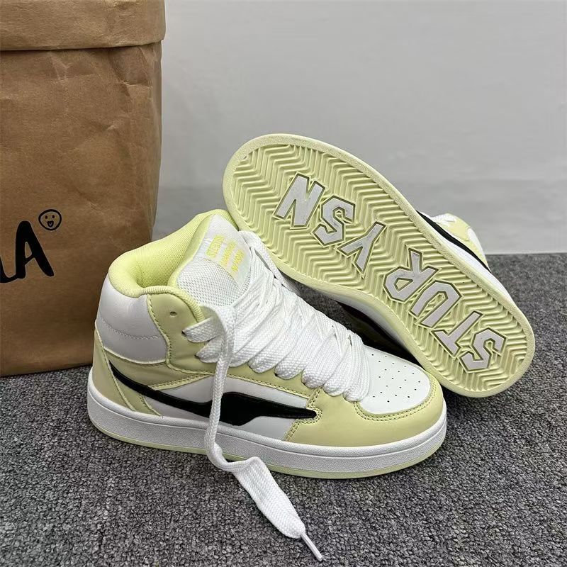 Zapatillas altas blancas y amarillas.