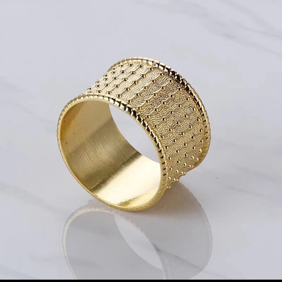Rond de serviette à pois dorés