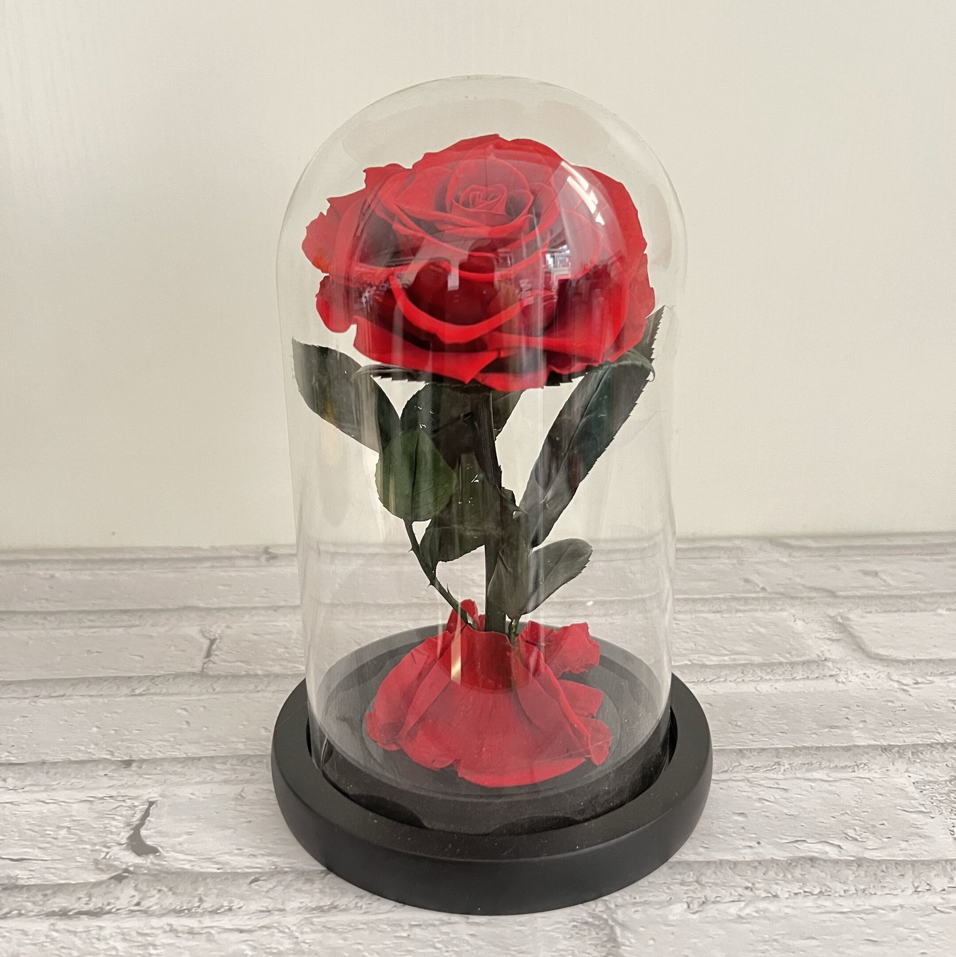 Fond noir rouge sans lumières avec boîte cadeau