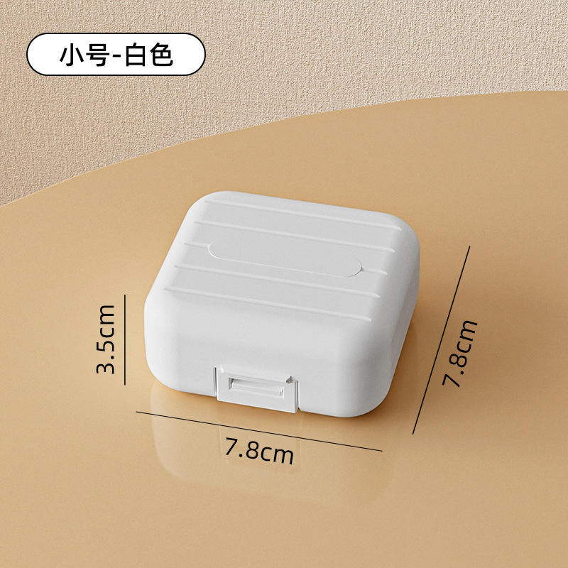 Montagne de neige de petite taille blanche