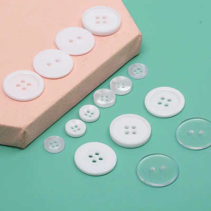 Bottone in resina a 2 fori all'ingrosso bottoni trasparenti neri 4 fori fodera bianca accessori per bottoni trench