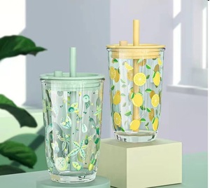 ガラス製品ホット販売自動回転コーヒーカップクリエイティブストローカップ<span class=keywords><strong>V</strong></span>字型グラスカップストロー付き