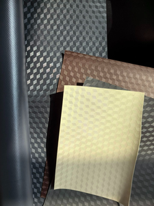 エンボス加工された3dPVCターポリン難燃性の新しいパターンダイヤモンド3D滑り止めPVCコーティングされたファブリックトラックカバー用エンボス加工ターポリン