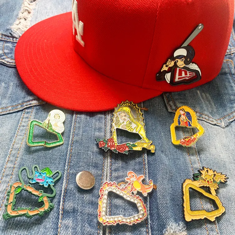 Bulk Großhandel Kiefern Metal icos China Kragen Sport Baseball Cap Glitter Benutzer definierte Metall Logo Weiche Emaille Anstecknadel Abzeichen für Hüte