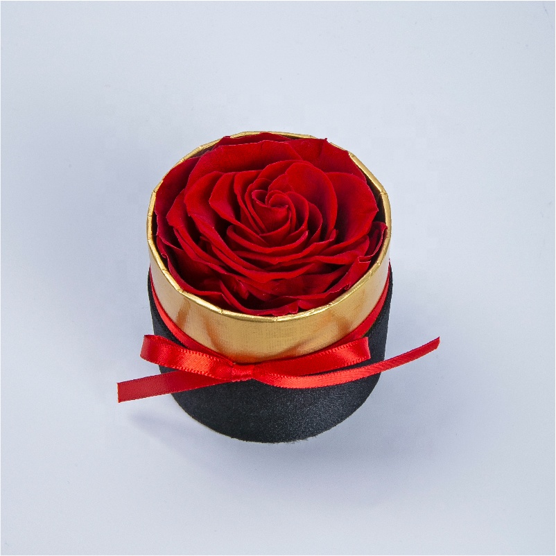 1 rose dans une boîte ronde