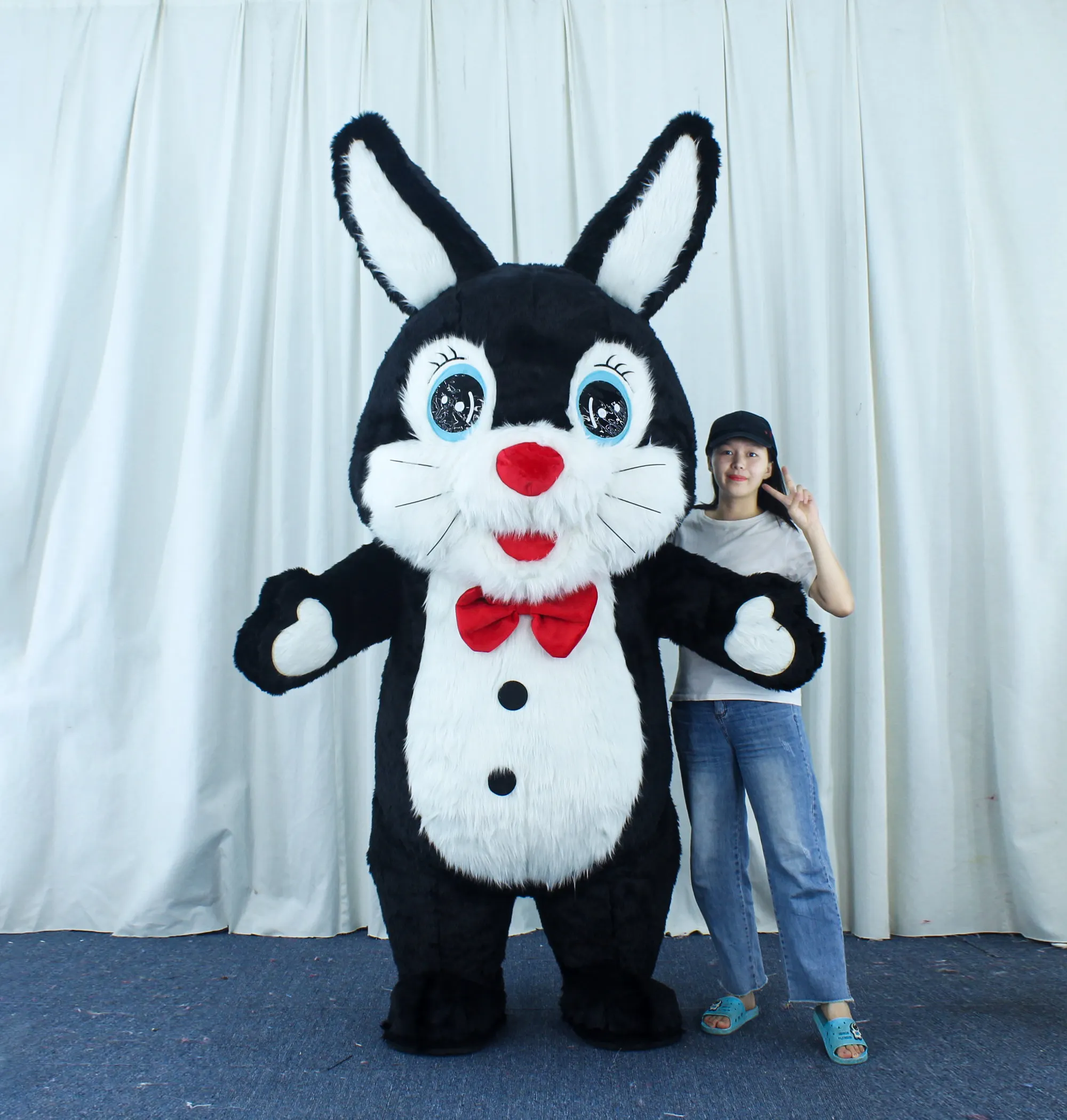 2023 nuevo disfraz de Mascota de conejo negro de felpa inflable para adultos conejito de Pascua Unisex disfraces de mascota unicornio mascota disfraces China