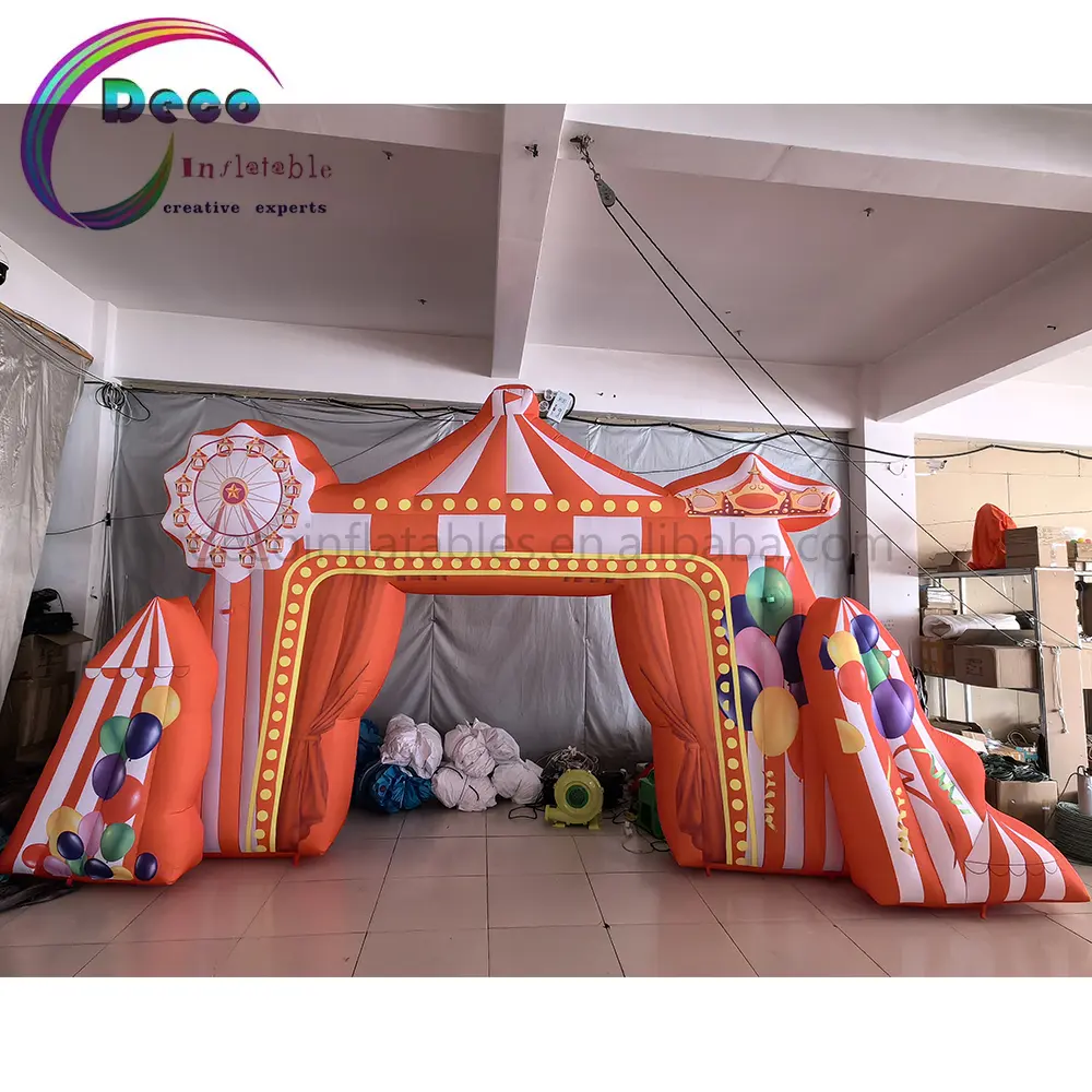 O popular arco inflável de circo é usado para promoção de performance de circo.